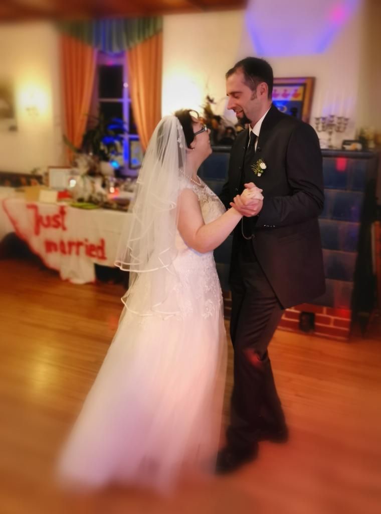 Hochzeit feiern in Kusel Brautpaar tanzt im Saal vor dem Kamin