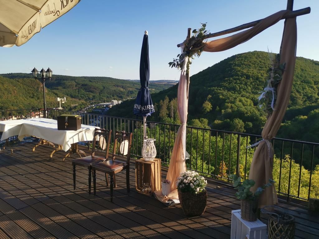Terrasse auf der Kyrburg Terrasse auf der Kyrburg mit Fotorahmen