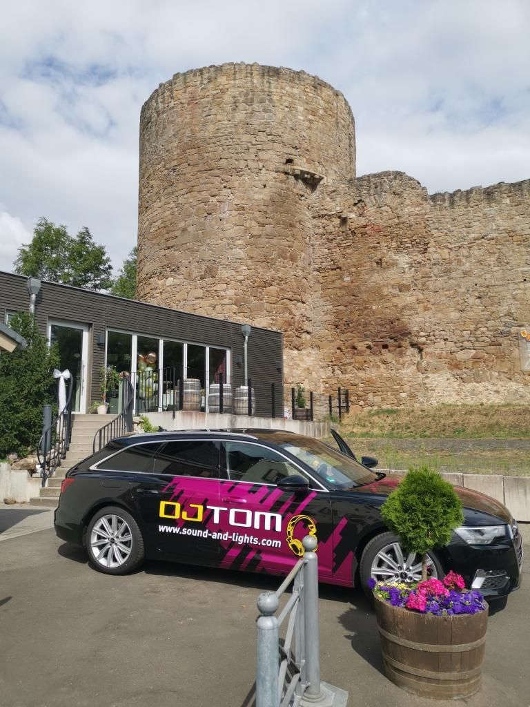 Hochzeits DJ Auto parkt vor der Burg