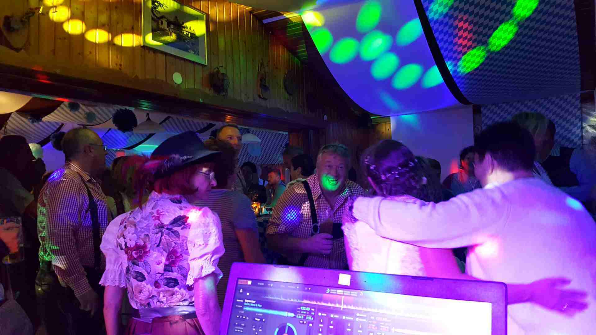 Gefeiert wird bei jedem Motto dj_tom_tanzende_gaeste