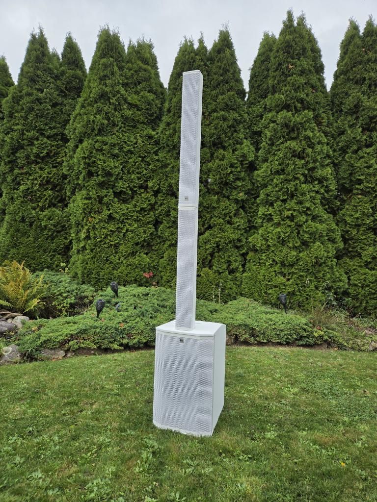 Neue Power aus dem Hause HK Audio Säulenlautsprecher in weiß auf dem Rasen