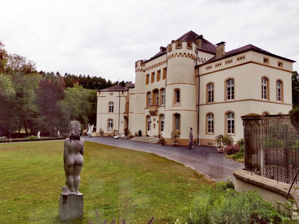 Schloss Kewenig an der luxemburgischen Grenze Schloss Kewenig in der Eifel