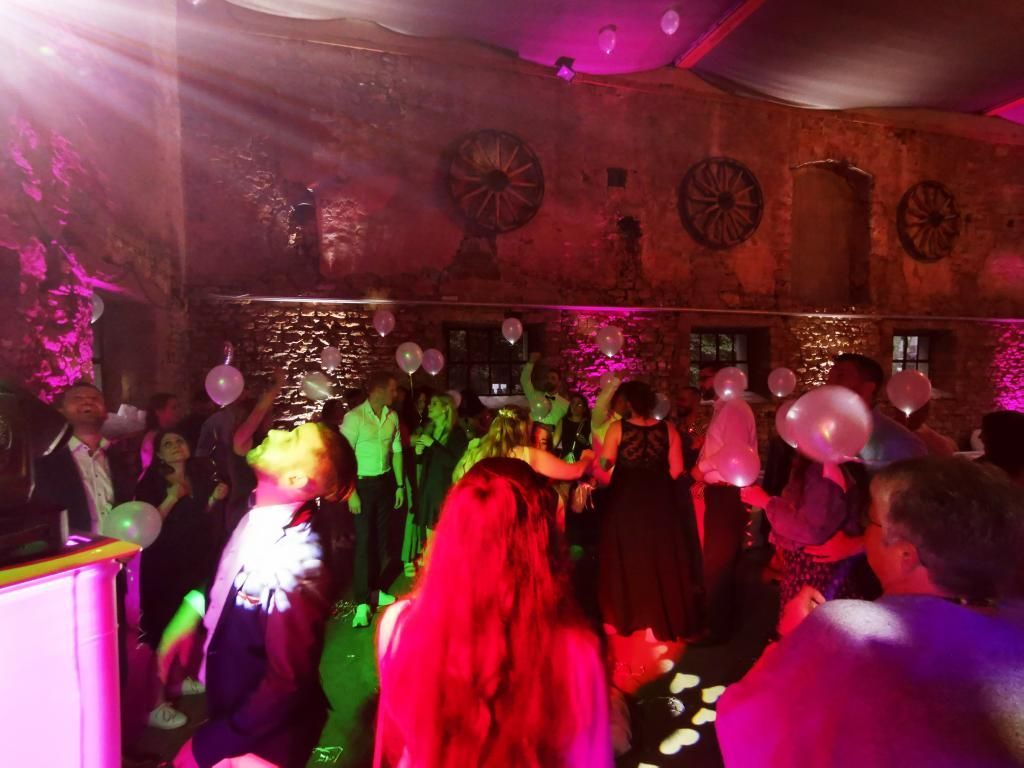 Partystimmung in der Scheune Ausgelassene Gesellschaft beim Tanzen auf Schloss Kewenig