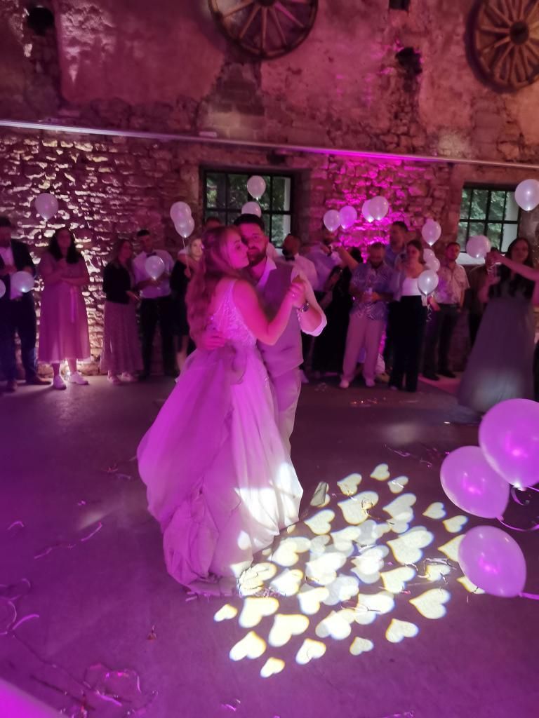 Brautpaar beim Hochzeitstanz mit Herzchen Gobos auf der Tanzfläche