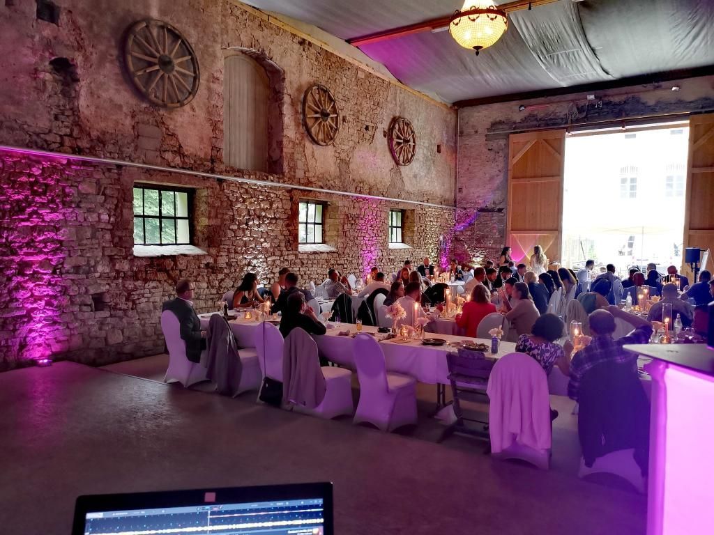 Die Scheune des Schloss Kewenig Große Scheune mit Spots ausgeleuchtet