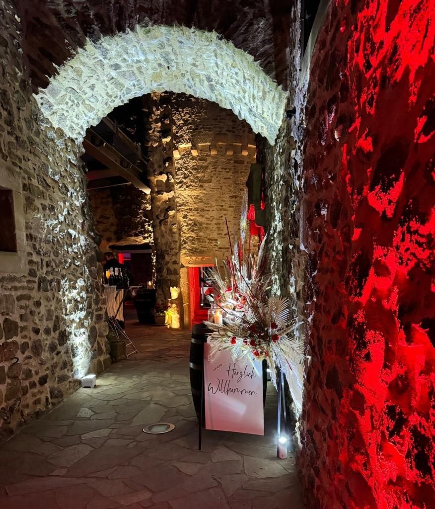 Eingangsbereich Schloss Oberstein beleuchtet