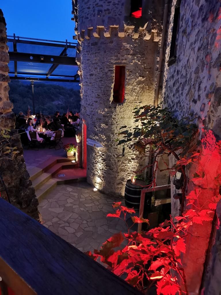 Innenhof Schloss Oberstein beleuchtet