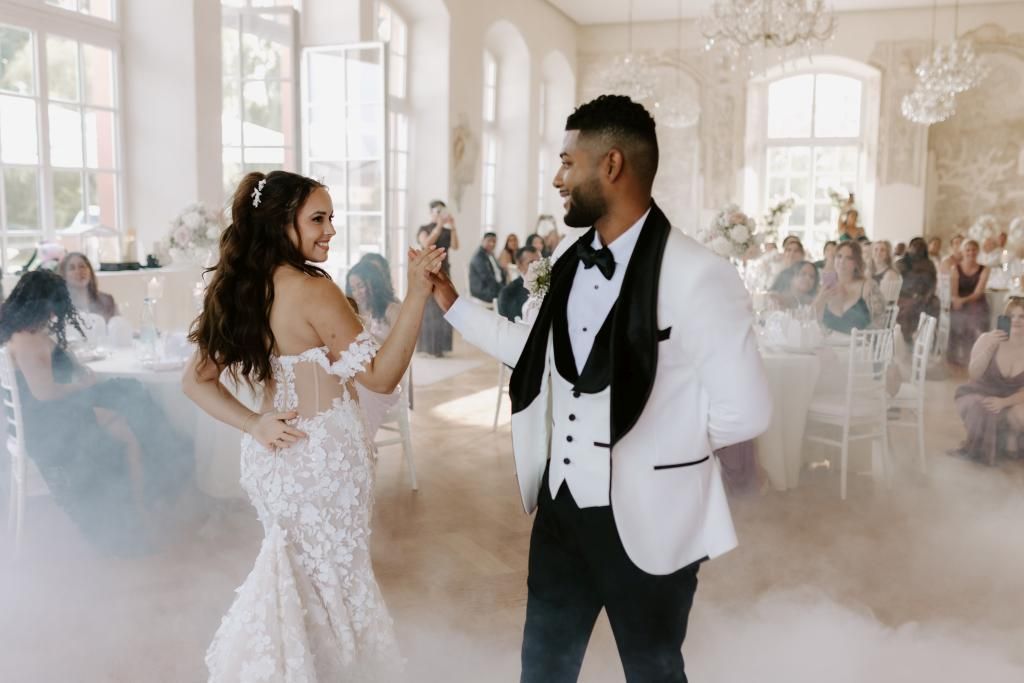 Hochzeit gemeinsam genießen Hochzeitspaar tanzt im Saal