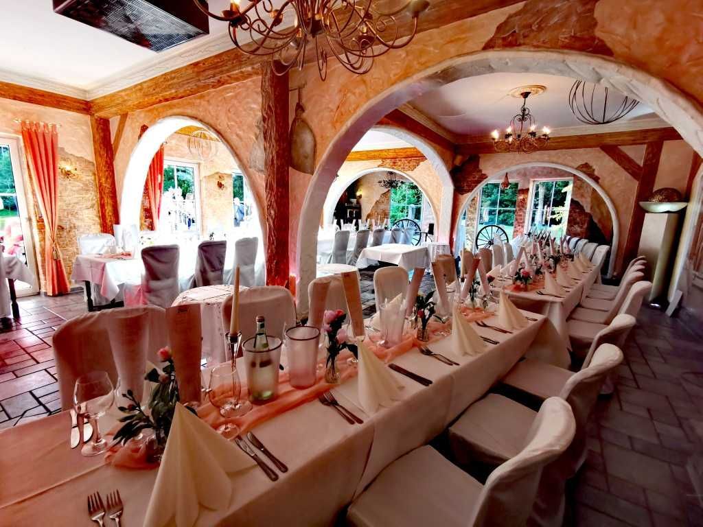 Der festlich und elegant eingedeckte Saal in Nomborn, perfekt vorbereitet für Torstens Geburtstagsgesellschaft.