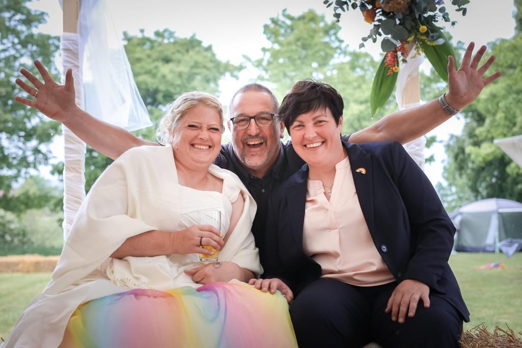 Das glückliche Brautpaar Judith und Steffi gemeinsam mit Hochzeits-DJ Tom an den Decks im Festzelt.