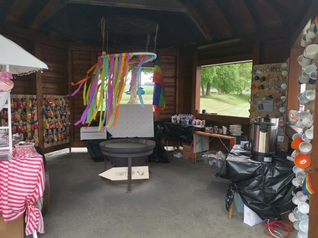 Die liebevoll dekorierte Candybar bei der Zelt-Hochzeit von Judith und Steffi.
