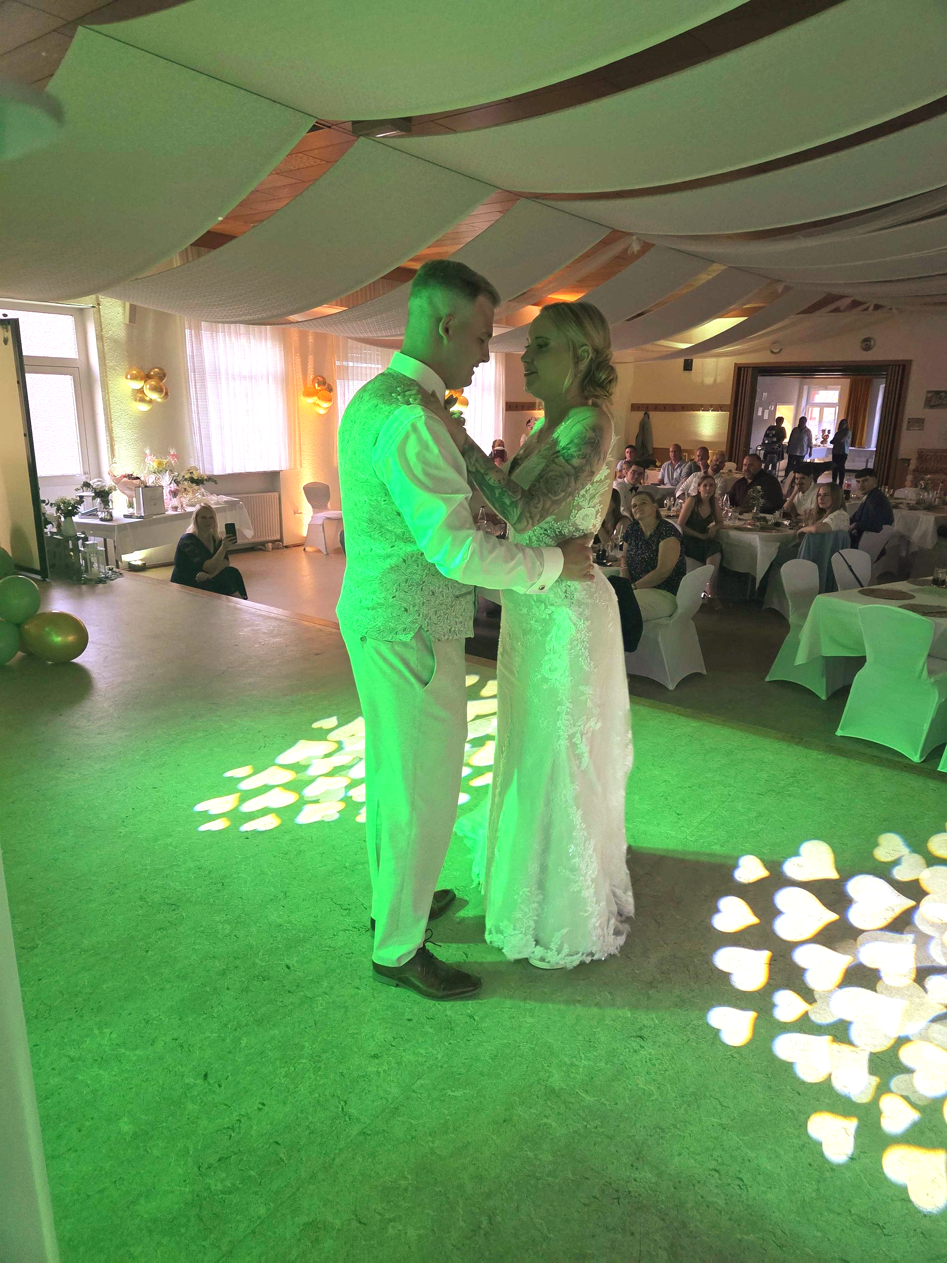 Brautpaar Luisa und Leon beim emotionalen Eröffnungstanz im Ginsberger Bürgerhaus, begleitet von stimmungsvollem Licht.