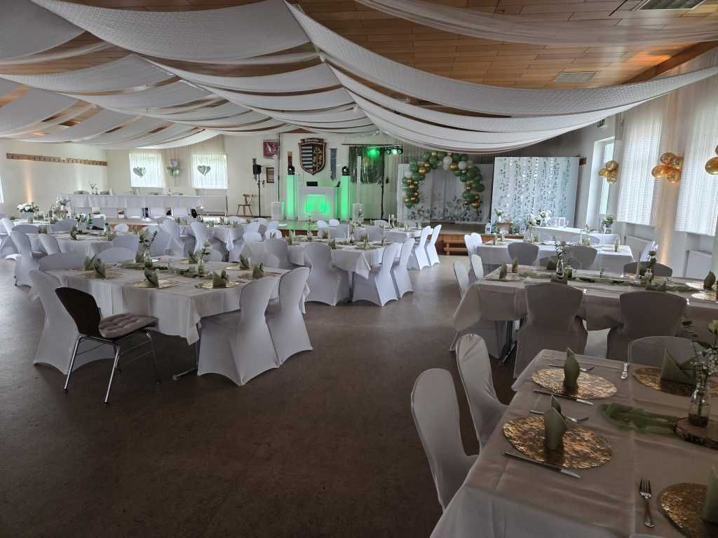 Festlich dekorierter Saal für die Hochzeit im Ginsberger Bürgerhaus.