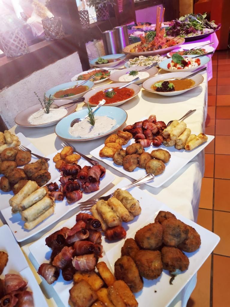 Kulinarisches Highlight: Das reichhaltige und exzellente Hochzeitsbuffet in der Grünhäuser Mühle in Mertesdorf.