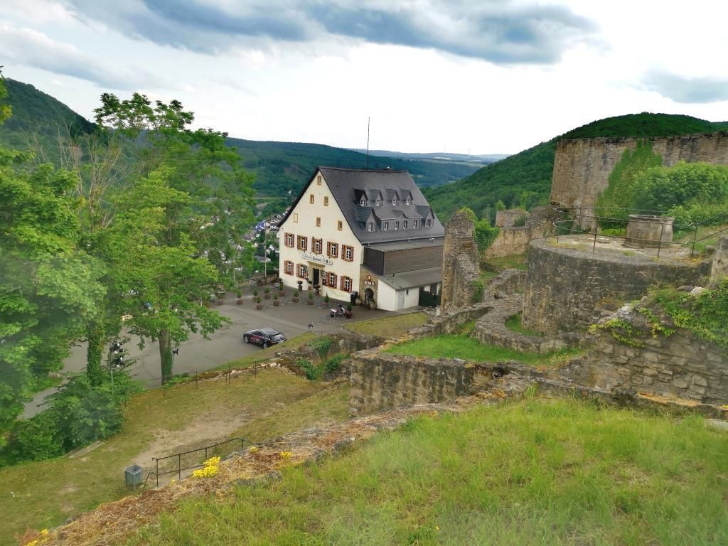 Kyrburg mit Wachthaus und Parkplatz Kyrburg mit Wachthaus und Parkplatz