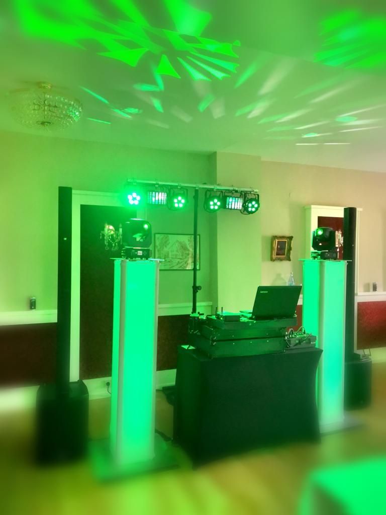 Professionelles DJ-Setup von DJ Tom perfekt integriert in den Festsaal der Kyrburg.