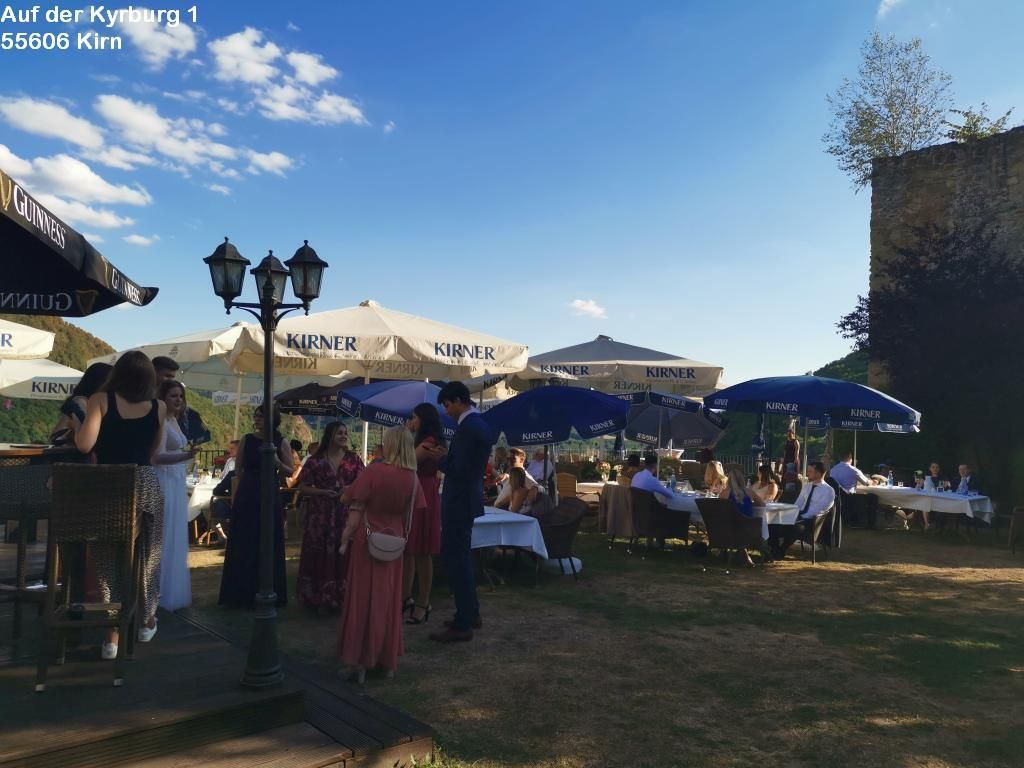 Hochzeitsgesellschaft genießt den Sektempfang unter freiem Himmel auf der Burgterrasse in Kirn.