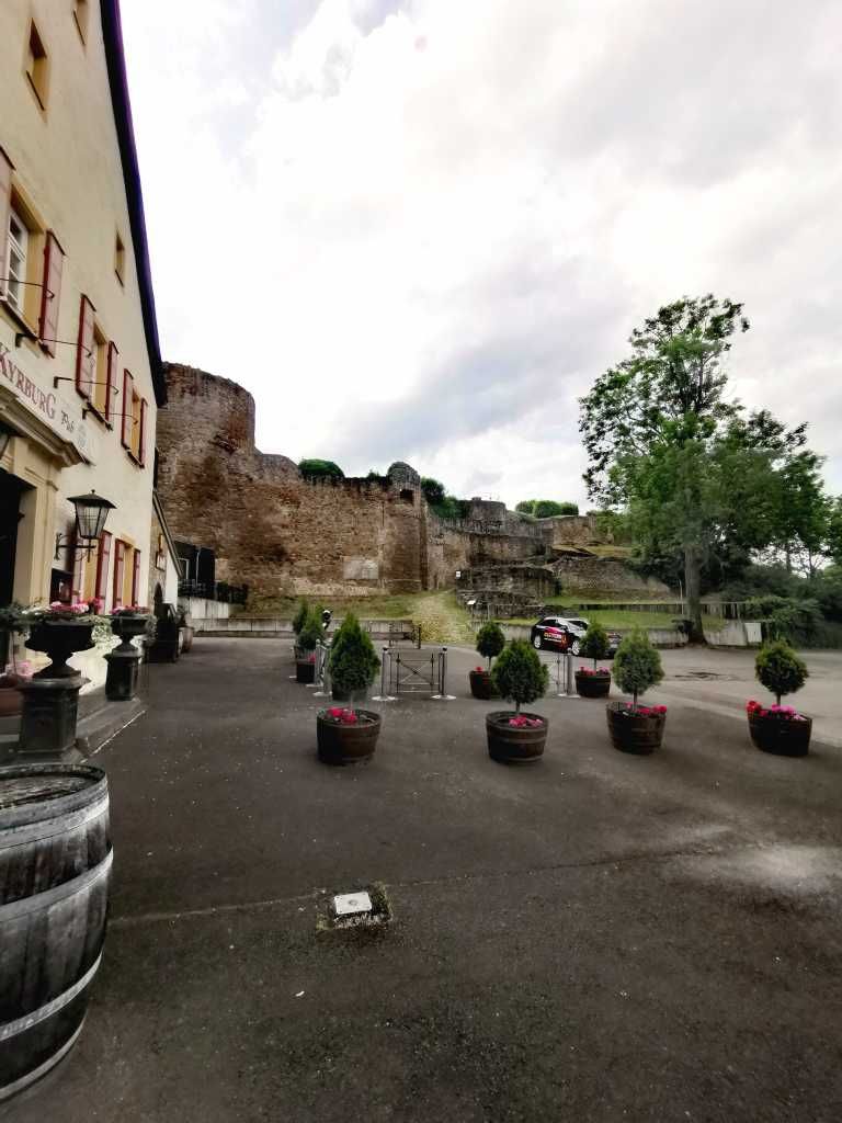 Frontansicht des Hauptgebäudes mit Eingangsbereich auf der Kyrburg oberhalb von Kirn.
