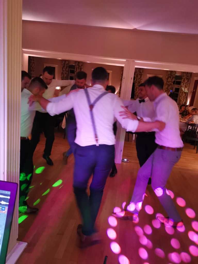 Stimmung und eine volle Tanzfläche bei der Hochzeitsfeier von Steffi und Tobi.