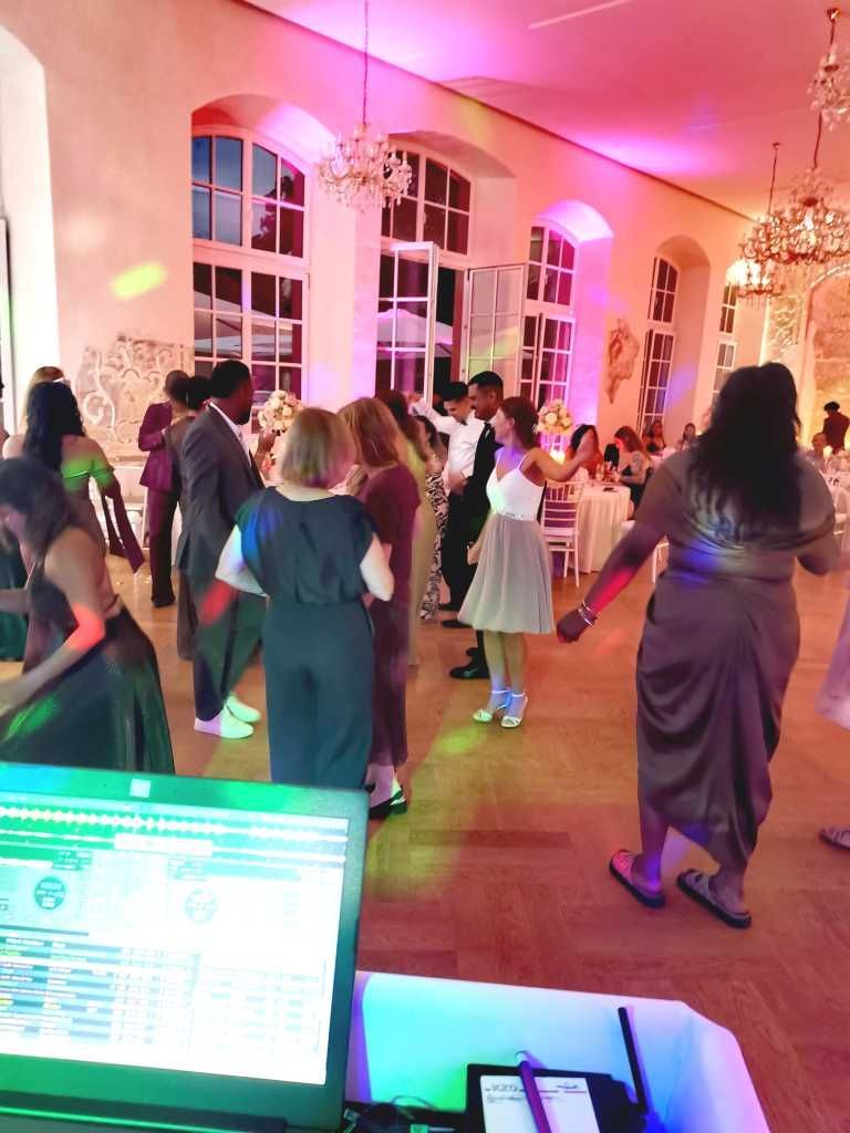 Tolle Stimmung und eine volle Tanzfläche bei der Hochzeit auf Schloss Bekond.