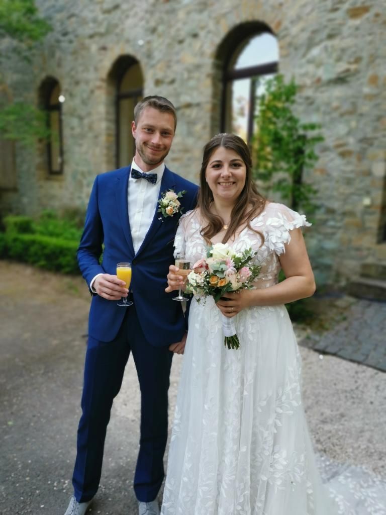 Das frisch vermählte Brautpaar auf Schloss Dhaun bei Kirn.