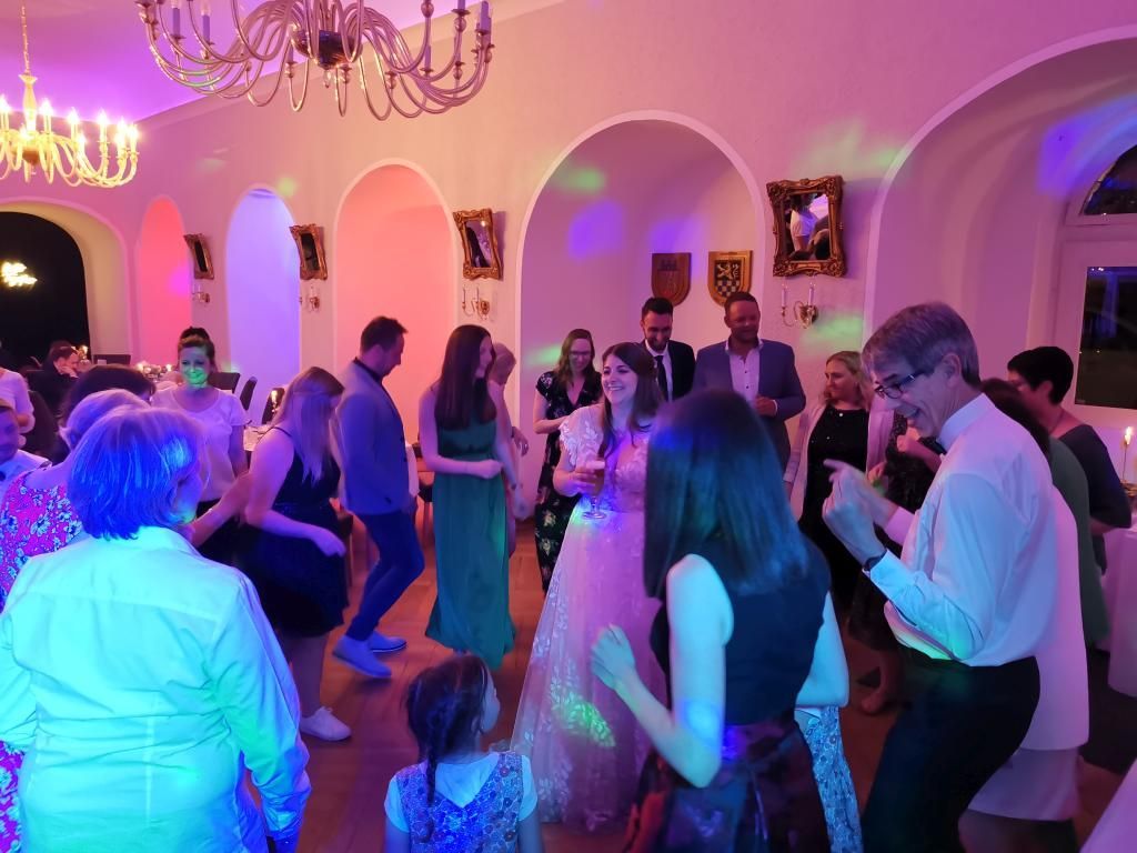 Ausgelassene Stimmung und eine volle Tanzfläche bei der Hochzeitsfeier von Theresa und André.