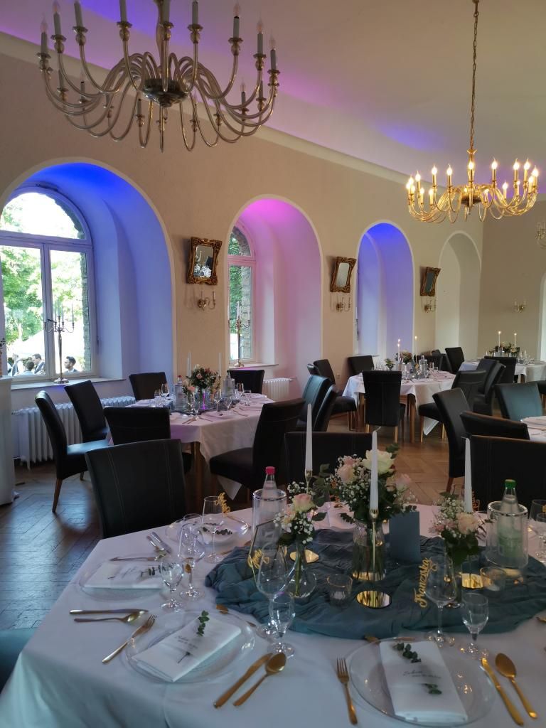 Der festliche Saal auf Schloss Dhaun, perfekt illuminiert durch das große Ambientepaket von DJ Tom.