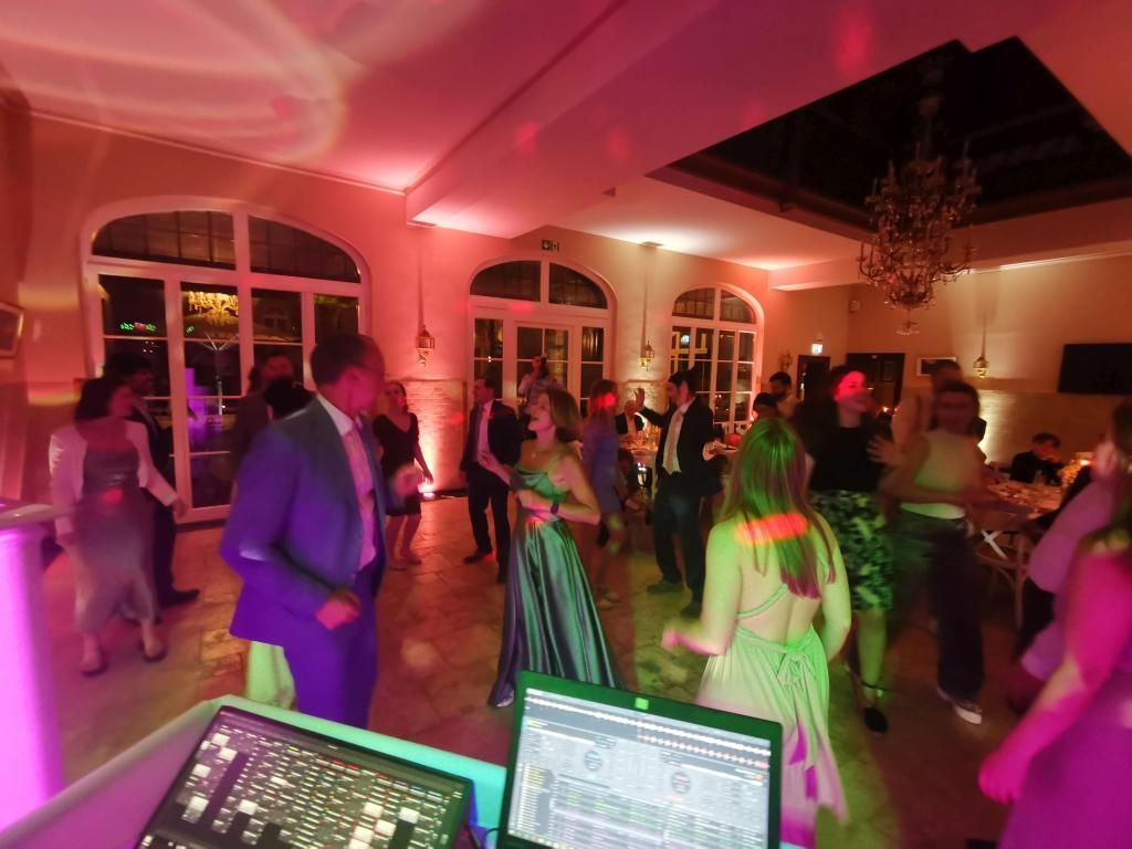 Gäste tanzen auf der Tanzfläche