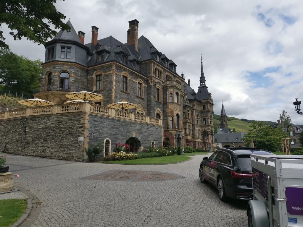 Anfahrt DJ Tom vor Schloss Lieser