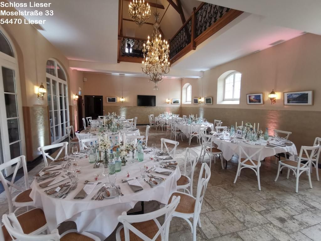 Der festlich und edel eingedeckte Saal in der Remise von Schloss Lieser für das Hochzeitsdinner.