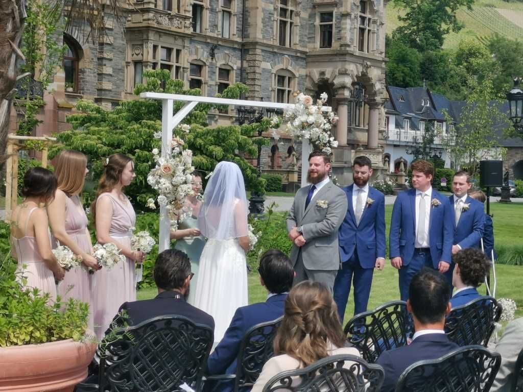 Trauzeugen mit dem frisch vermählten Paar im idyllischen Schlosspark bei der Trauung.