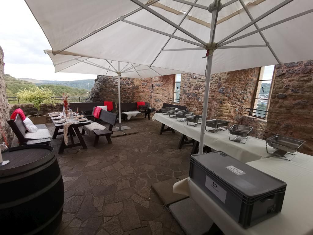 Nebenraum mit Bufett