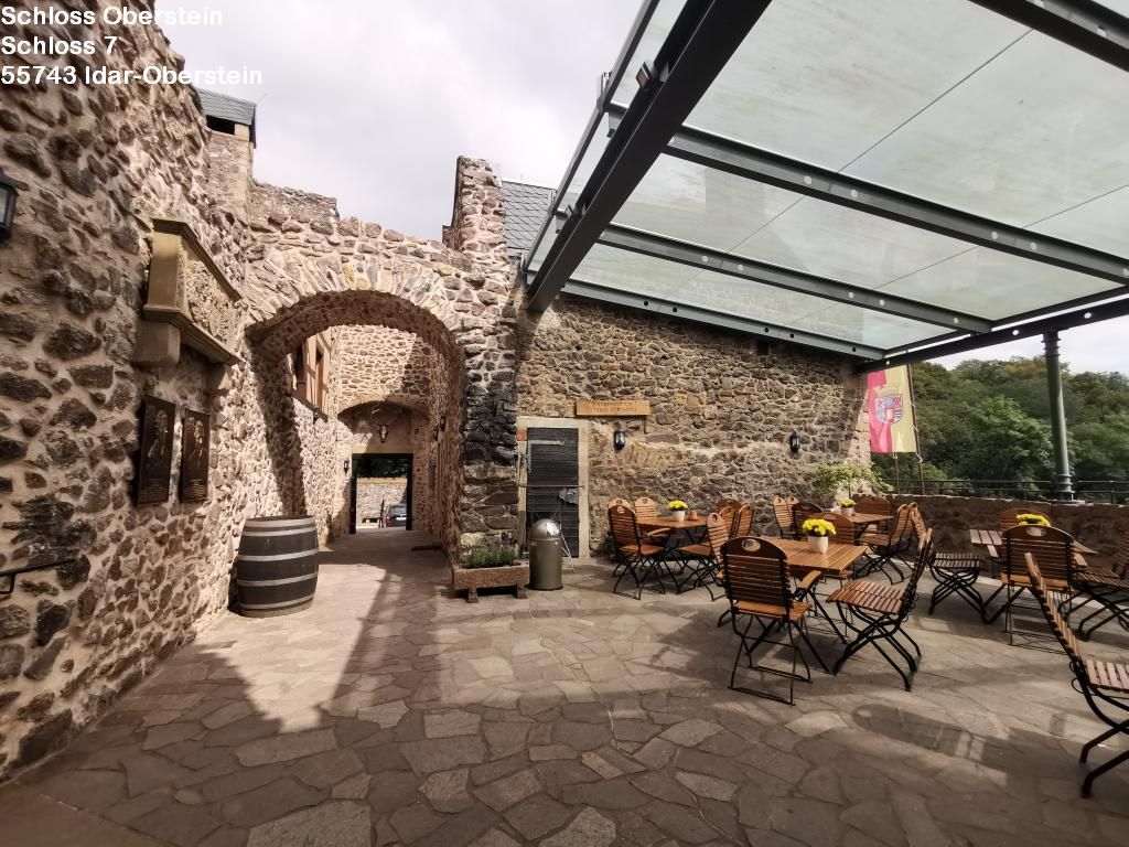Blick über die großzügige Terrasse von Schloss Oberstein in Richtung des historischen Eingangs.