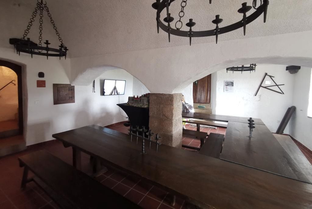 Der urige und charmante Löwenkeller auf Schloss Oberstein – perfekt geeignet für kleinere Hochzeitsgesellschaften.