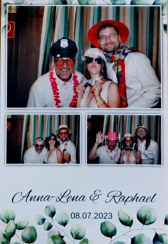 Hochzeits-DJ Tom mit Brautpaar in der Fotobox