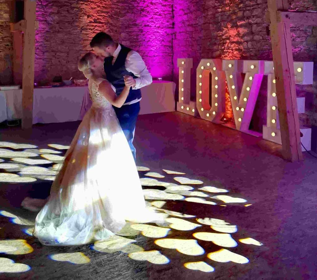 Mein Service für Euch Hochzeits-Paar beim Tanzen mit LOVE Buchstaben in Idar-Oberstein
