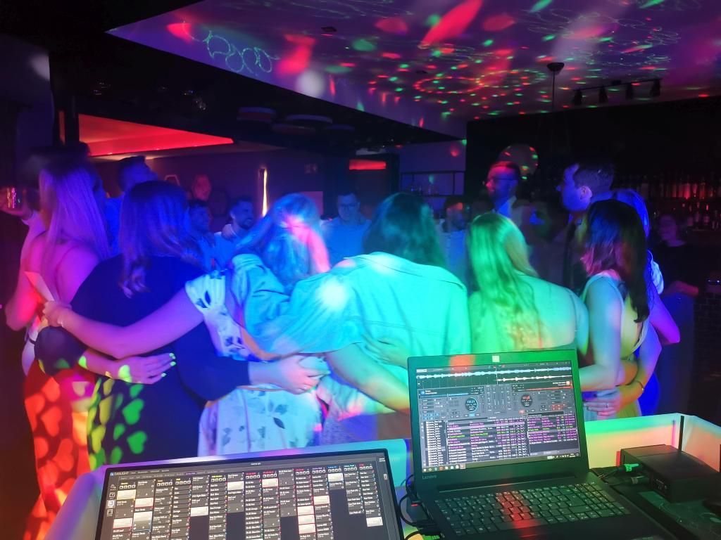 Ausgelassene Stimmung auf einer kleineren Hochzeit mit DJ Tom