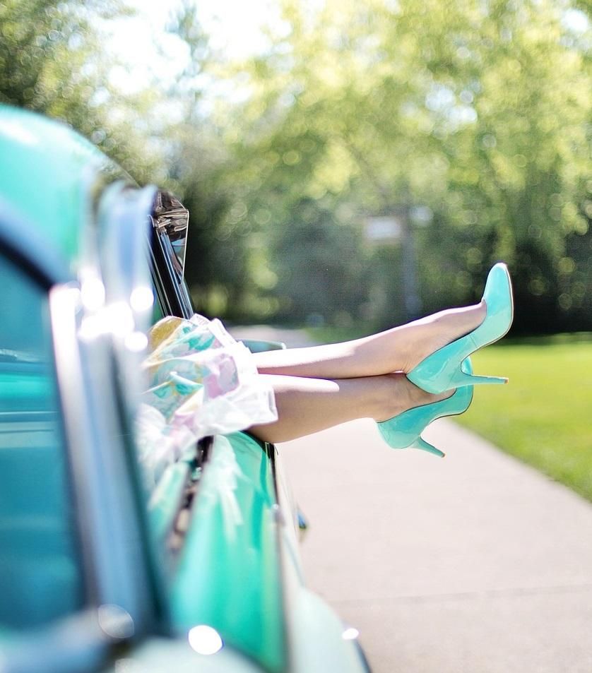 Golden Oldies Oldtimer mit Füßen aus dem Fenster