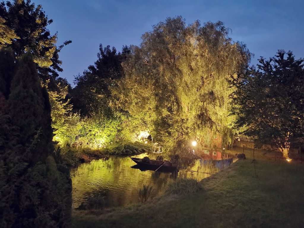 Romantisch beleuchteter Gartenteich bei Nacht im Toit pour toi Schouweiler.