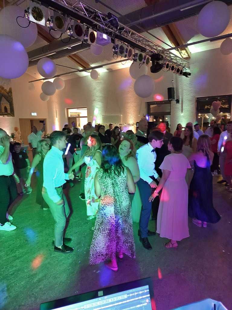 Ausgelassene Stimmung und volle Tanzfläche mit DJ Tom in Kempfeld.