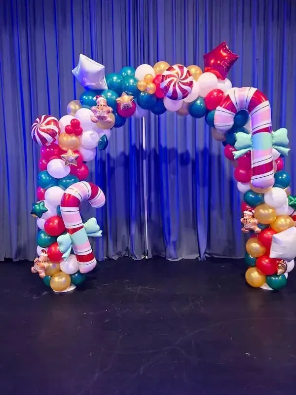 Arche ballons de Noël avec candy canes et étoiles pour arbre de Noël d'un comité d'entreprise en Seine-Maritime Normandie