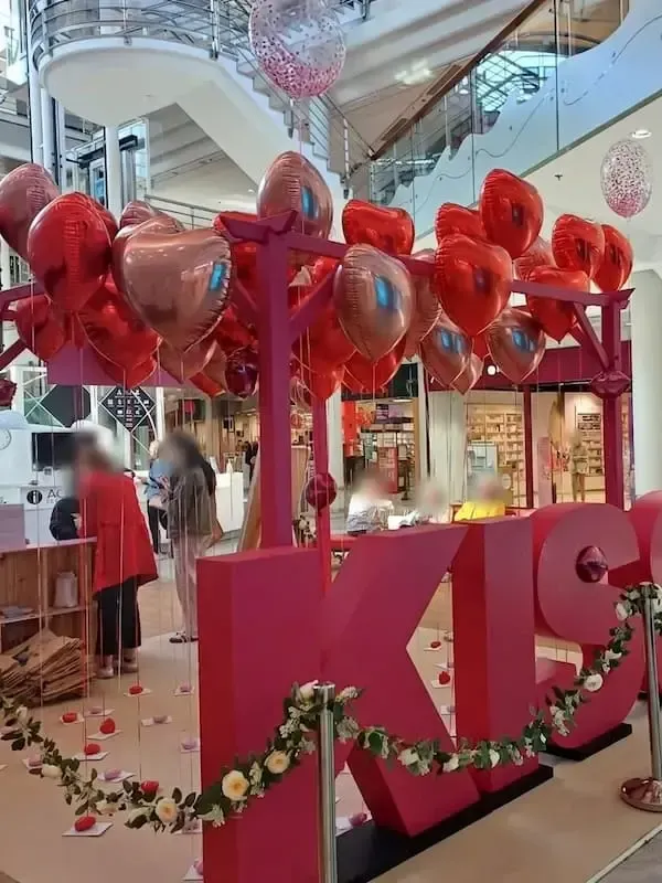 Décoration ballons cœur rouge et rose pour la Fête des Mères dans une galerie marchande au Havre, Seine-Maritime