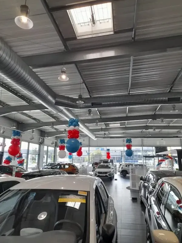 Colonnes suspendues de ballons bleu blanc rouge dans concession automobile pour portes ouvertes à Dieppe Normandie