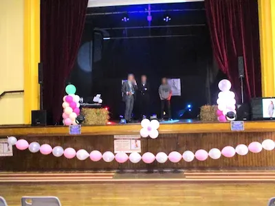 guirlande-ballons-scene-spectacle-bernay