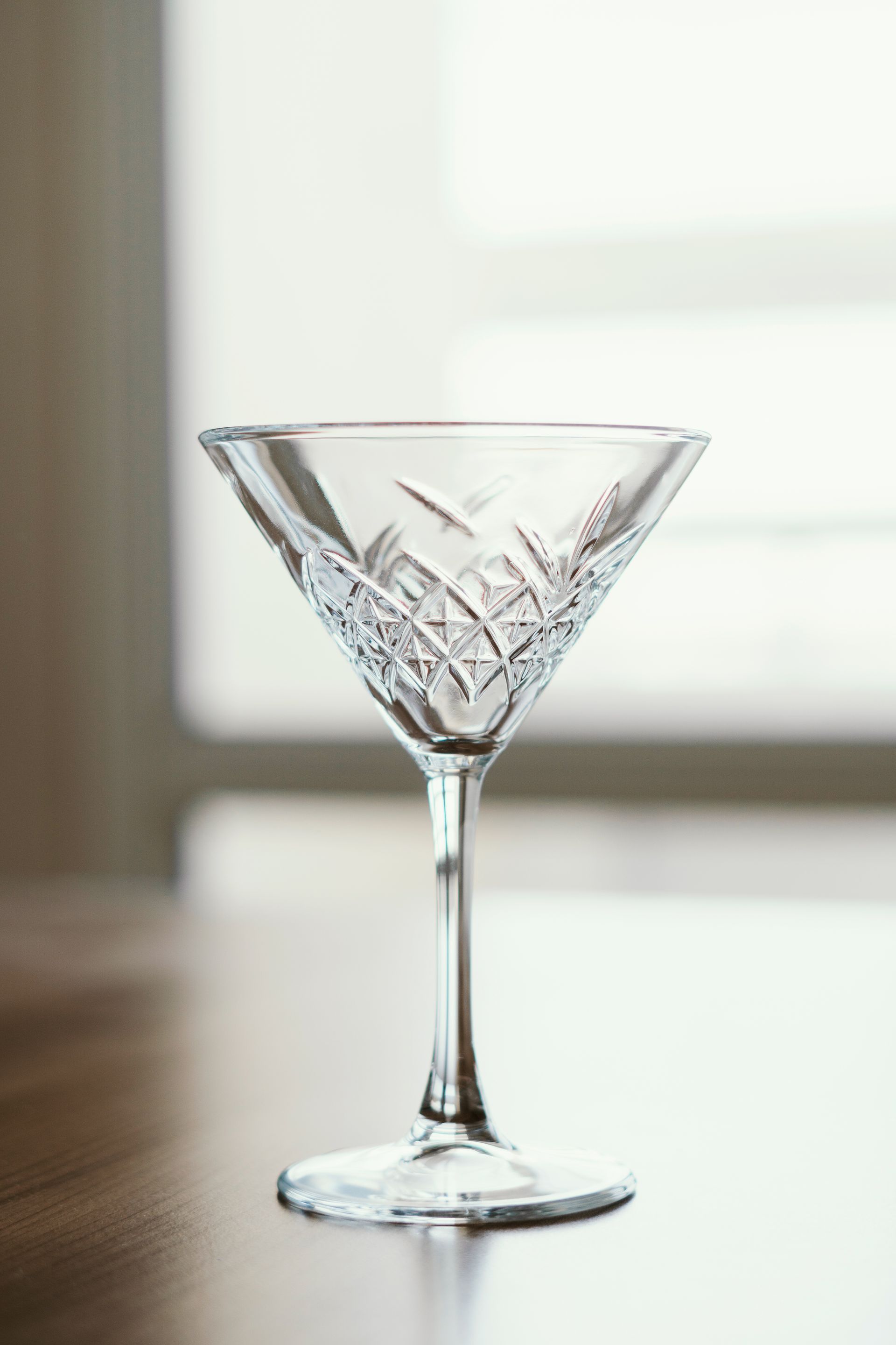 Verre à cocktail taillé, jambe élancée