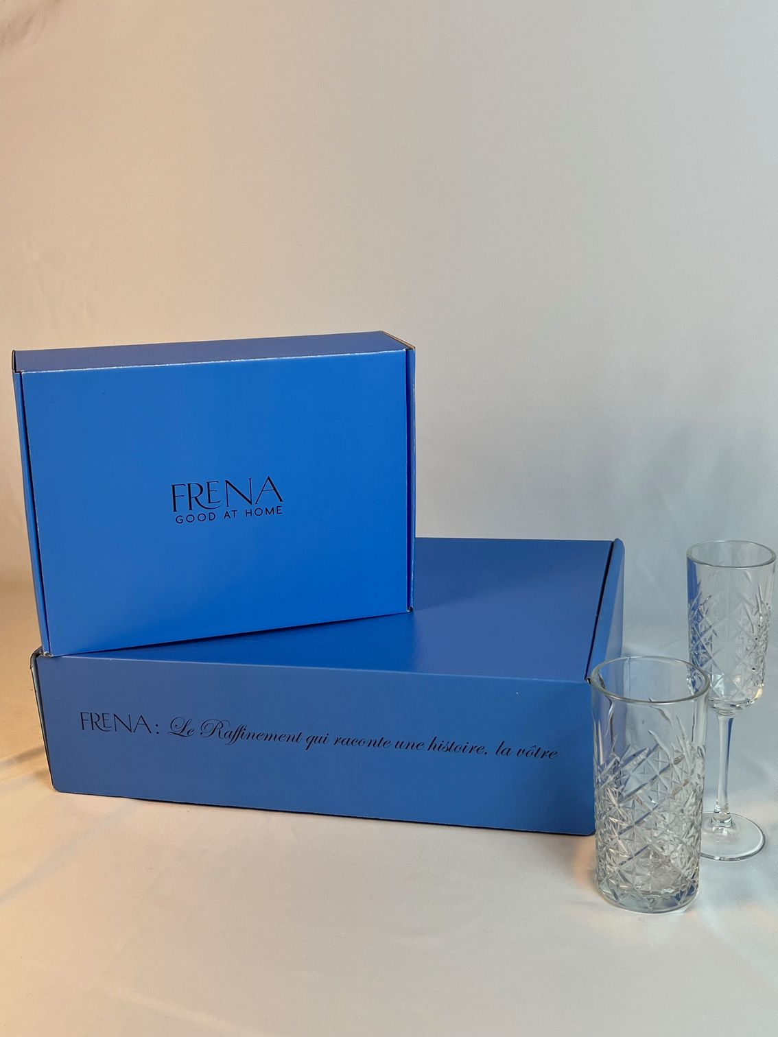 “Écrin FRENA bleu sur fond clair, reflétant l’élégance et le raffinement de la marque