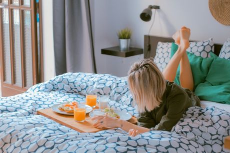 Foto: Pixabay Frau im Bett beim Frühstück