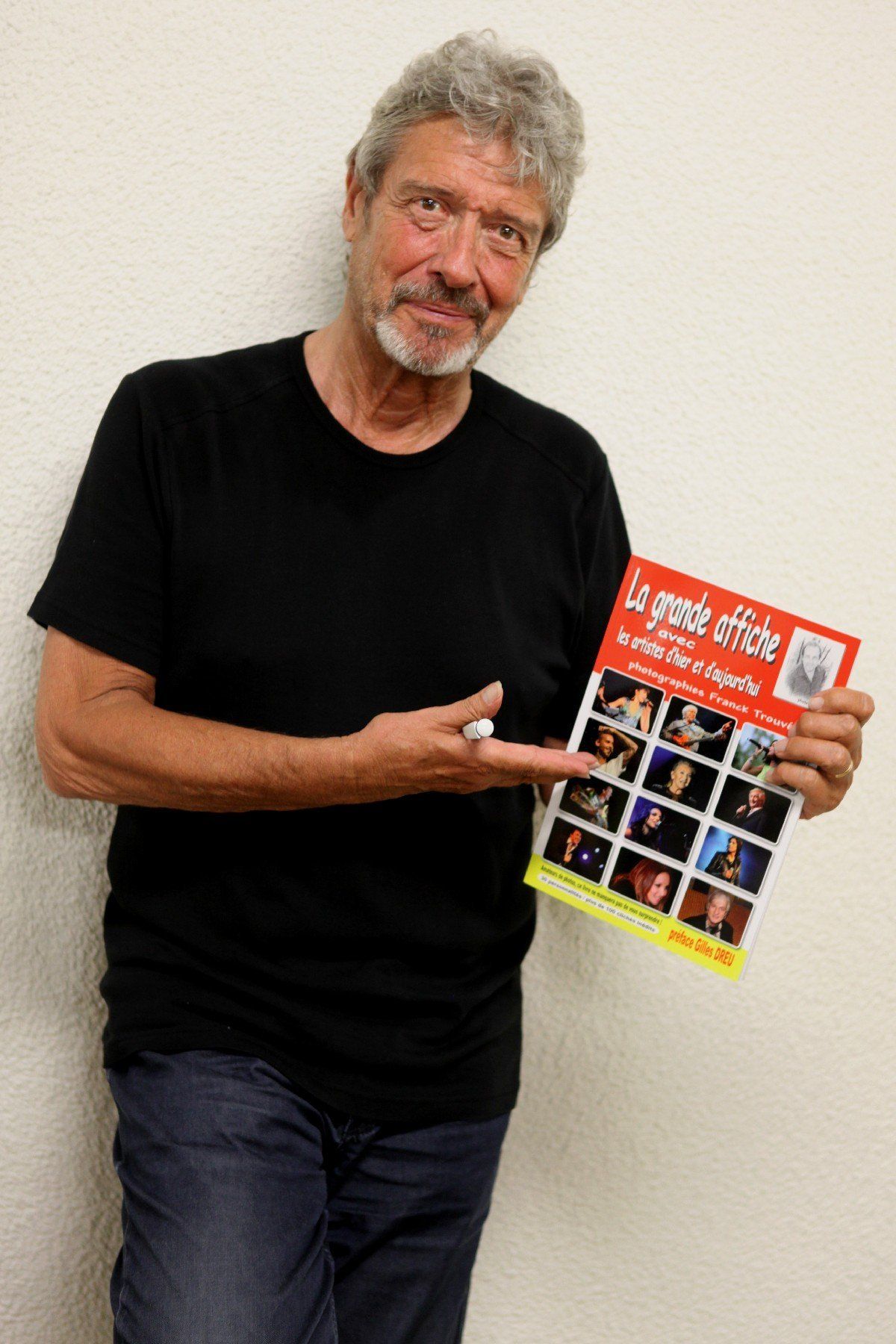 gilles dreu avec le livre la grande affiche avec les artistes d'hier et d'aujourd'hui du photographe franck trouvé