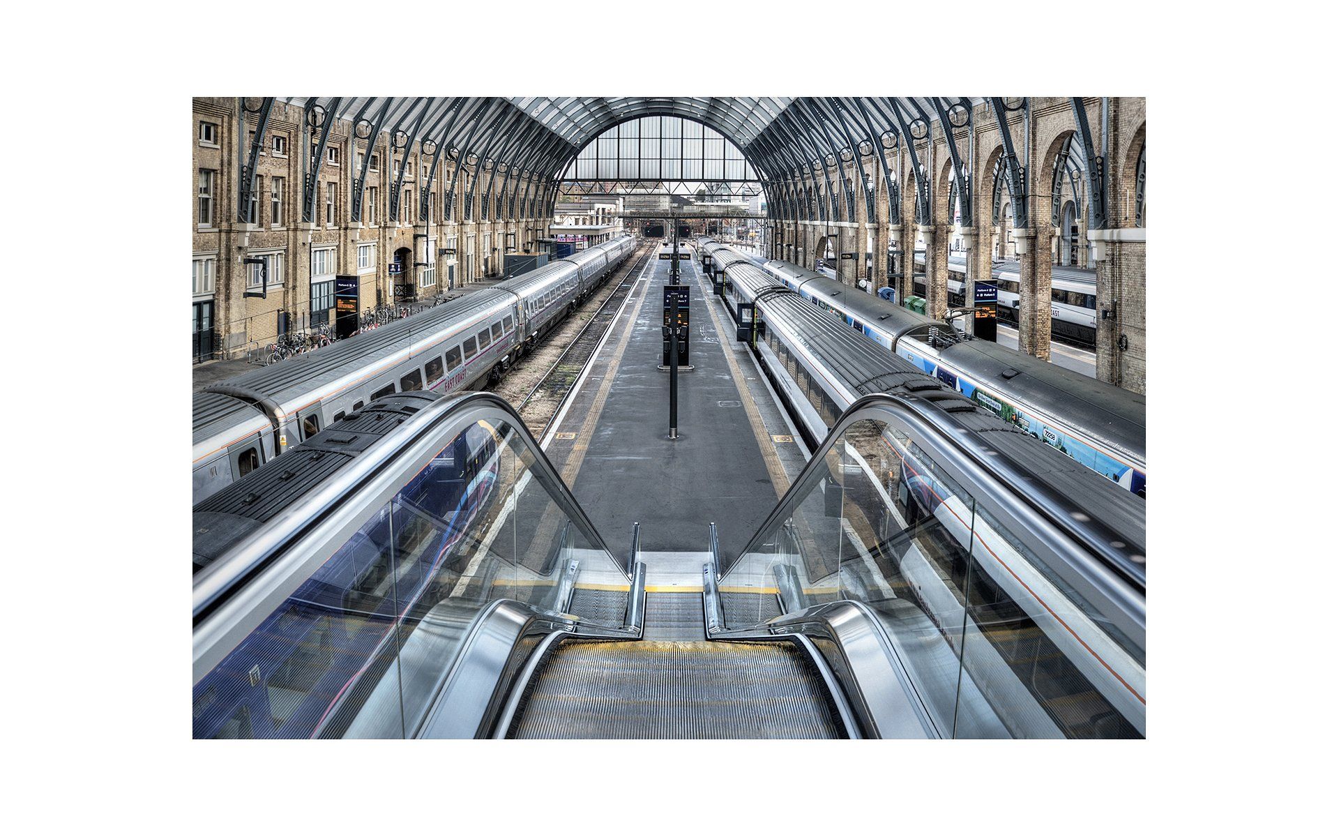 a view of the interior of kings cross railway station