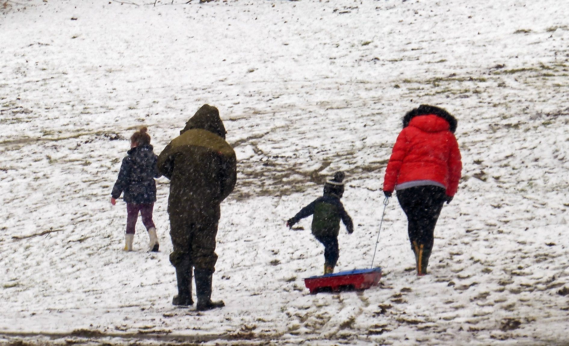snowy scenes in hubbards hills, lincolnshire